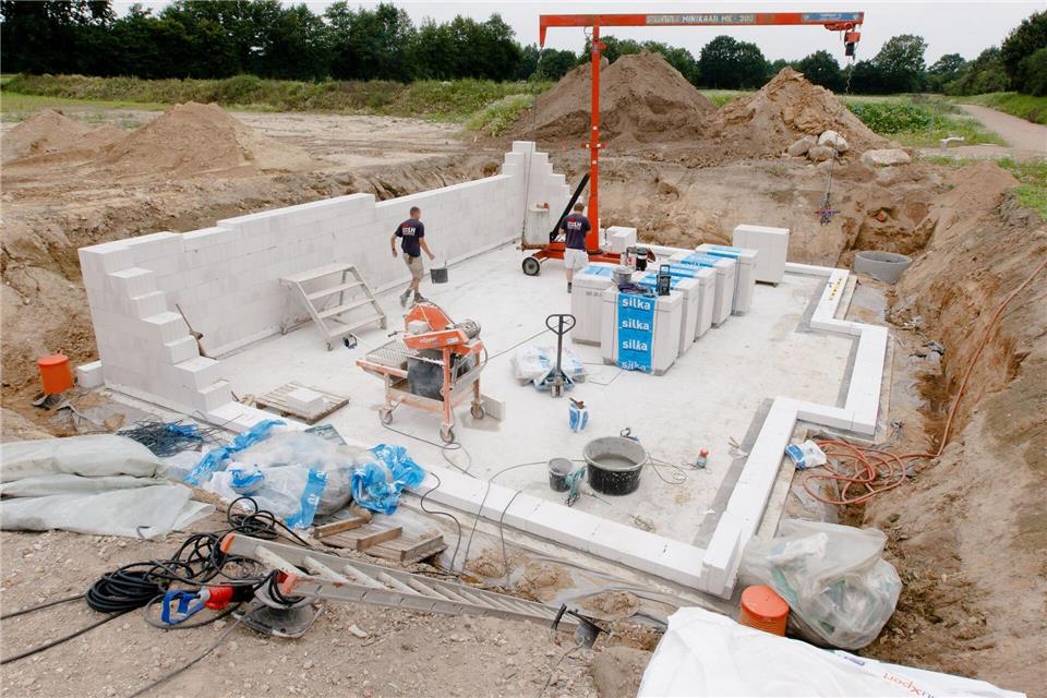 Vorausschauend planen: Bauherren sollten in der Baubeschreibung darauf achten, wie die Abwasserleitungen verlaufen sollen - damit die Bodenplatte später bei möglichen Reparaturen nicht wieder aufgerissen werden muss.Markus Scholz/dpa-tmn
