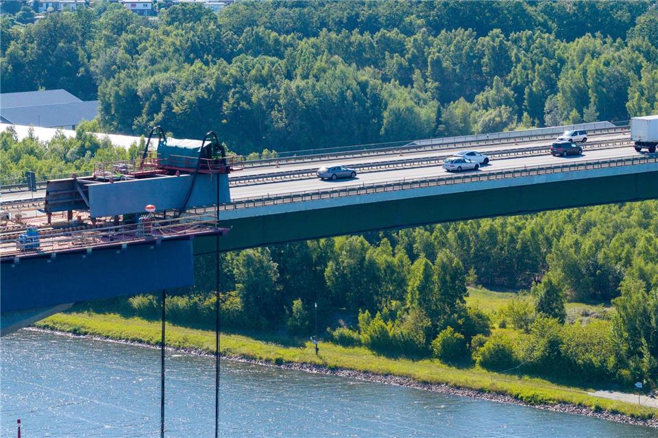 Voraussichtlich gegen 4.00 Uhr bis 5.00 Uhr soll das Mittelteil eingesetzt werden.Bodo Marks/dpa