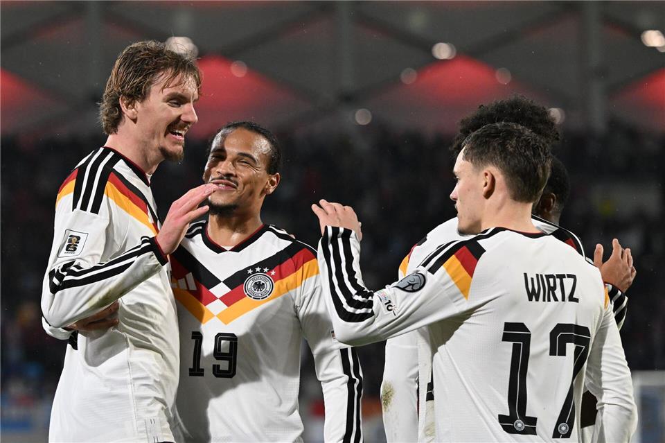 Vorbereiter Sané und Torjäger Woltemade können nach dem mühsamen Sieg in Luxemburg jubeln.Federico Gambarini/dpa