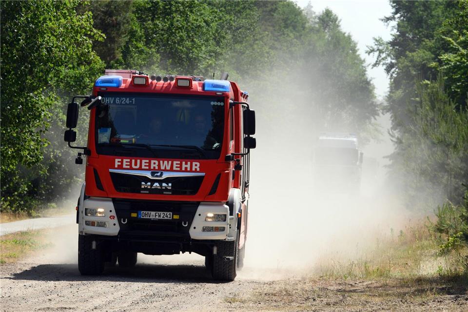 Vorbereitung für den Ernstfall: Hunderte Kräfte aus den Landkreisen Ostprignitz-Ruppin und Oberhavel trainierten am Wochenende die Bekämpfung eines großen Waldbrandes. Soeren Stache/dpa-Zentralbild/dpa
