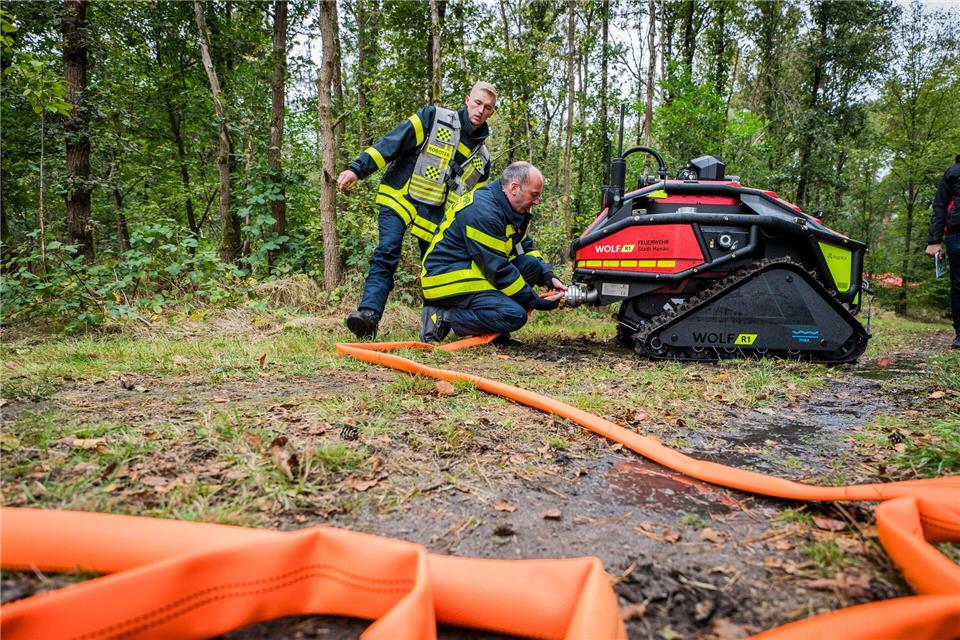 Vorbereitung für den simulierten Einsatz des neuen Löschroboters.Andreas Arnold/dpa