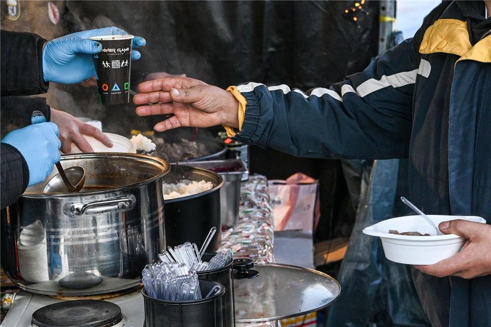 Vorbild Frank Zander: Am Leopoldplatz verteilten einige Imbisse kostenloses Essen. Jens Kalaene/dpa