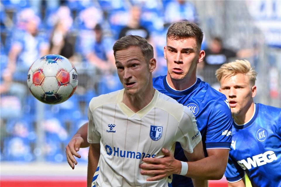 Vorerst kein Zweikampf: KSC-Profi Marcel Beifus (r) hat sich am Knie verletzt. Uli Deck/dpa