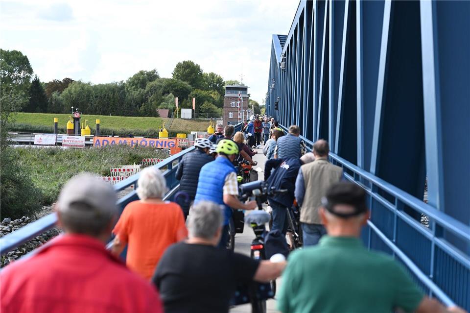 Vorerst sollen Radfahrer ihre Räder über die Friesenbrücke schieben.Lars Penning/dpa