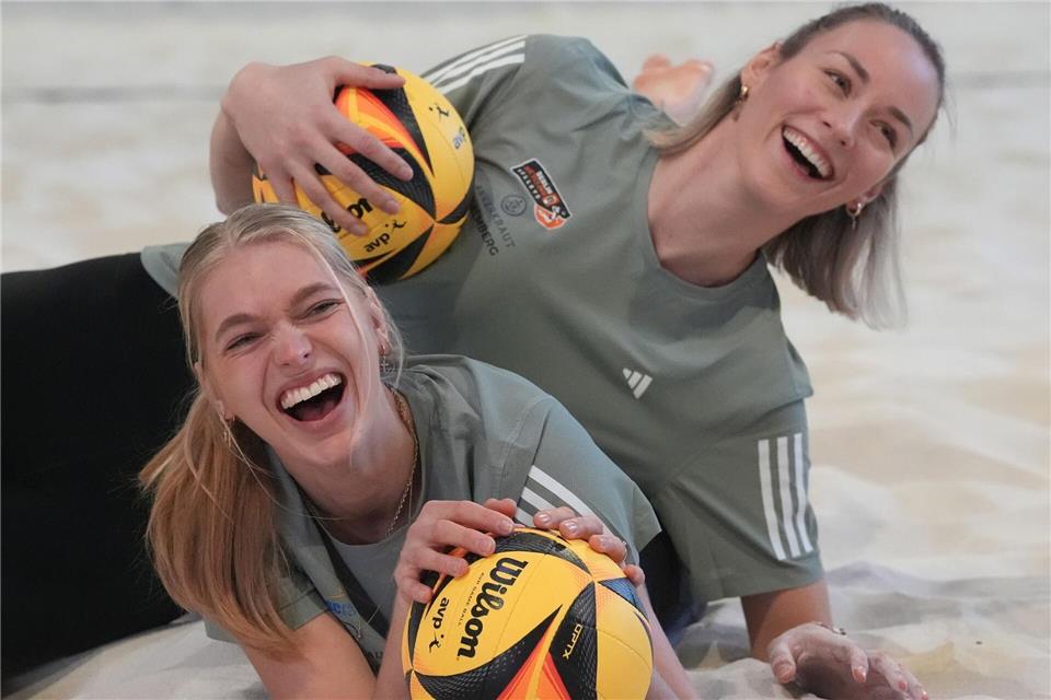 Vorfreude auf Neues: Das Beach-Volleyball-Duo Louisa Lippmann (r) und Linda Bock.Marcus Brandt/dpa