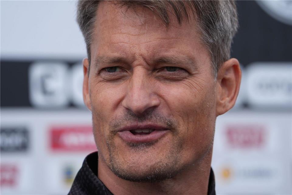Vorfreude auf die Saison: FC St. Paulis Cheftrainer Alexander Blessin.Marcus Brandt/dpa