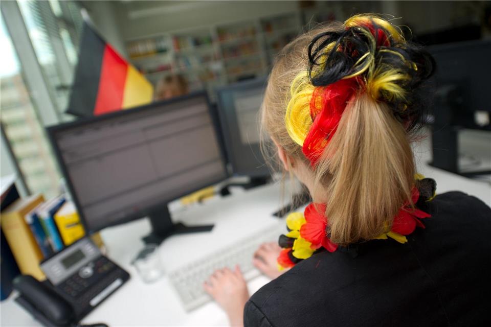 Vorfreude auf die WM, aber bitte ohne Klick-Falle: Wer die Betrugsmaschen kennt, schützt sich vor typischer WM-Abzocke.Andrea Warnecke/dpa-tmn