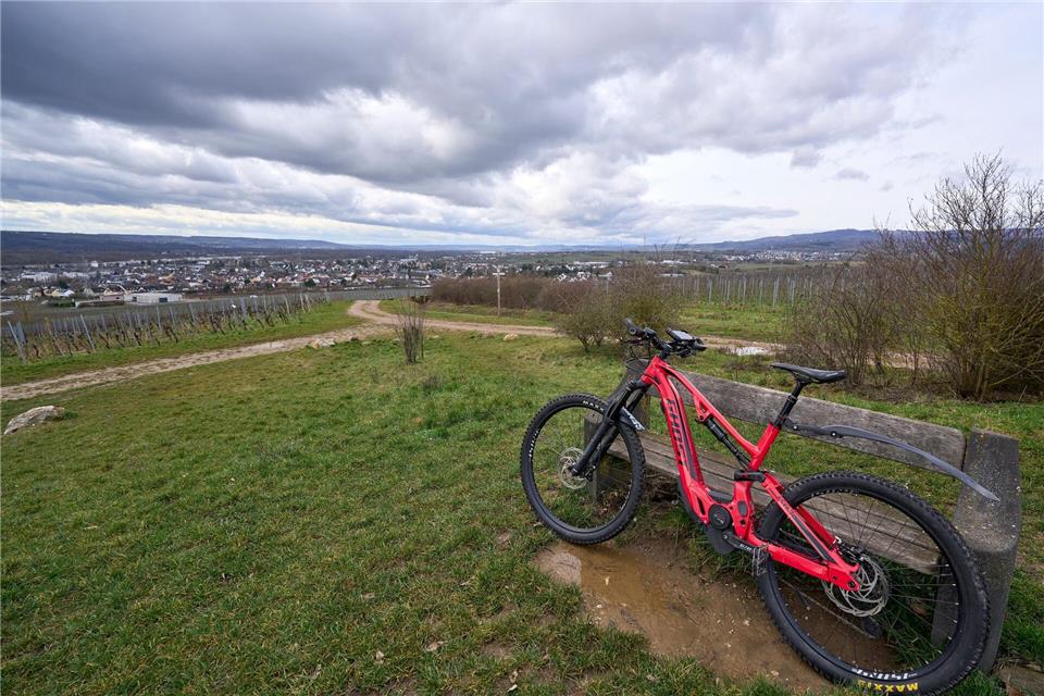 Vorfrühlingshaftes Wetter dürfte in den kommenden Tagen vielen Menschen in Hessen Lust auf Ausflüge machen - ob zu Fuß oder mit dem Rad wie hier.Sascha Ditscher/dpa