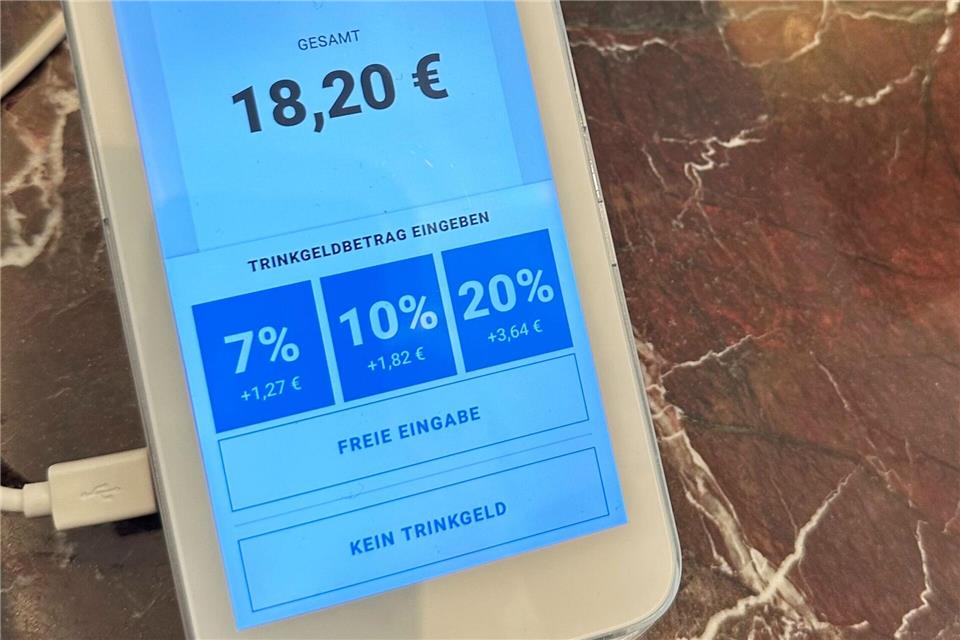 Vorgegebene Trinkgeld-Optionen bei der Kartenzahlung kommen bei vielen Menschen einer Umfrage zufolge nicht gut an. (Archivbild)picture alliance/dpa
