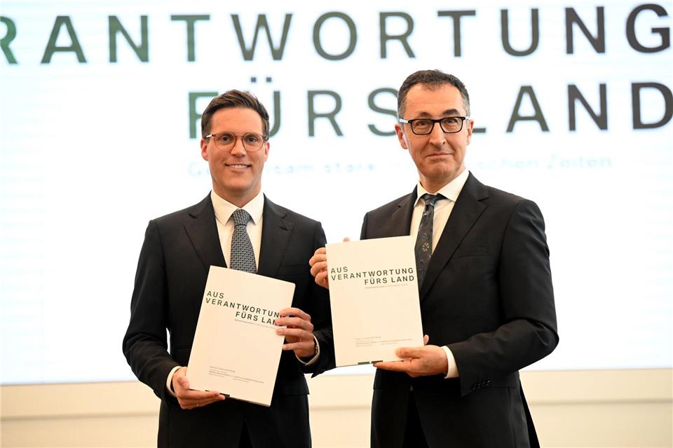 Vorgestellt haben Cem Özdemir (Grüne) und Manuel Hagel (CDU) den Koalitionsvertrag bereits, jetzt müssen noch die beiden Parteien zustimmen. (Archivbild)Bernd Weißbrod/