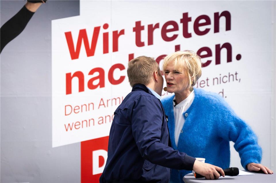 Vorgestellt haben die Kampagne der Linken zur Landtagswahl am 20. September der Landesvorsitzende Hennis Herbst (links) und die Spitzenkandidatin Simone Oldenburg.Philip Dulian/dpa