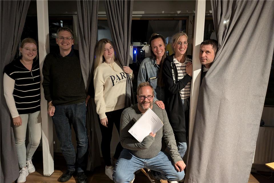 Vorhang auf für die Heimatbühne Heiden: (von links): Franzi Huda, Sebastian Terhart, Mia Jägers, Berthold Vering, Anne Thesing, Petra Lessnow und Tobias Beckmann. Es fehlt Alexander Knöppke.