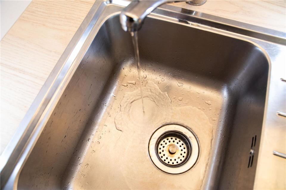 Vorher: Wassertropfen stehen im Spülbecken.Christin Klose/dpa-tmn