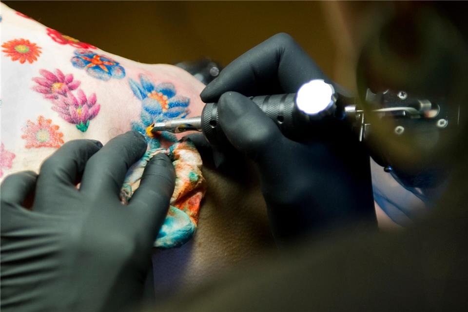 Vorher genug trinken und essen. Das stabilisiert den Kreislauf während einer Tattoo-Session. Franziska Gabbert/dpa-tmn