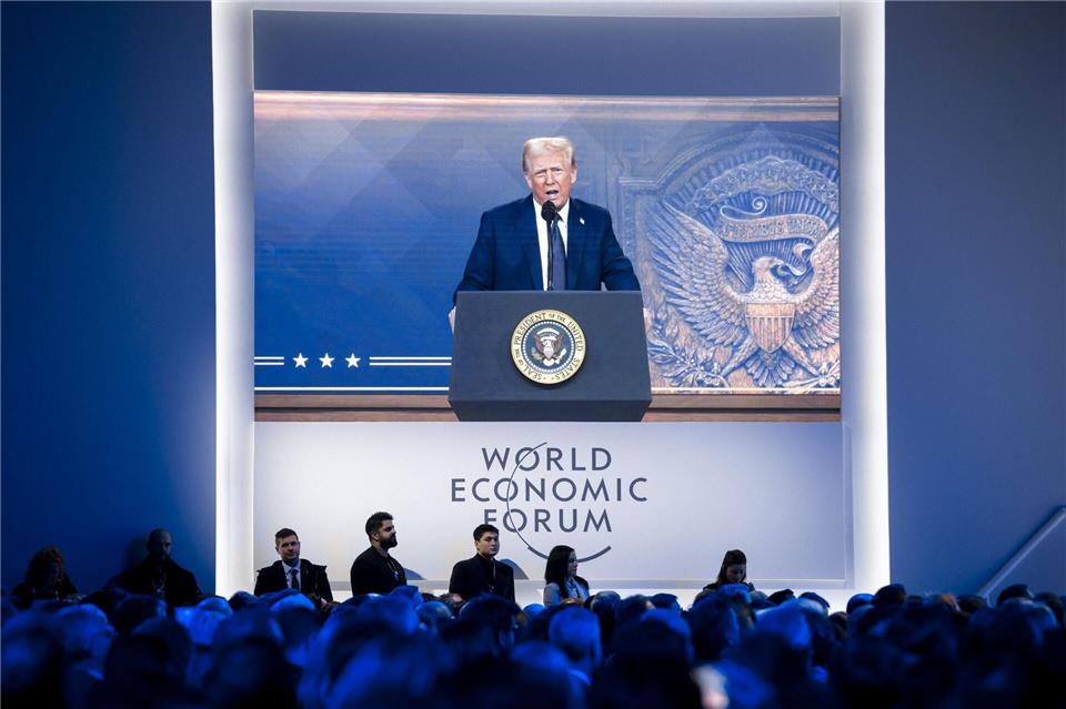 Voriges Jahr nur auf der Leinwand, diesmal wieder persönlich: US-Präsident Trump auf dem Weltwirtschaftsforum. (Archivbild)Laurent Gillieron/KEYSTONE/dpa