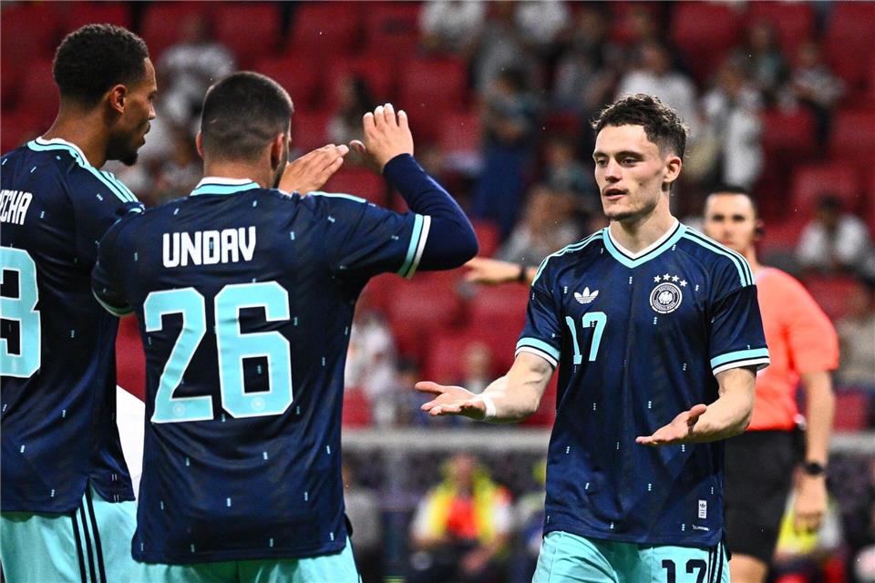 Vorlagengeber Deniz Undav (Nr. 26) und Torschütze Florian Wirtz (r) klatschen sich ab nach dem 2:0 gegen Finnland. Tom Weller/dpa
