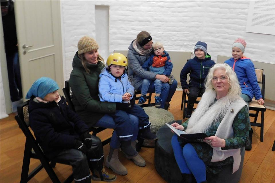 Vorleserin Marita Haselhoff verriet Geheimnisse von der Schleiereule Tyboria und dem neugierigen Mehlschwalbenjungen Flo, die gemeinsam spannende Abenteuer auf mittelalterlichen Märkten erleben.