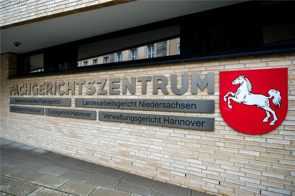 Vorm Landesarbeitsgericht streiten die beiden VW-Manager jetzt um Schadensersatz und Schmerzensgeld von VW. Entscheiden will das Gericht erst später. (Archivbild)Hauke-Christian Dittrich/dpa