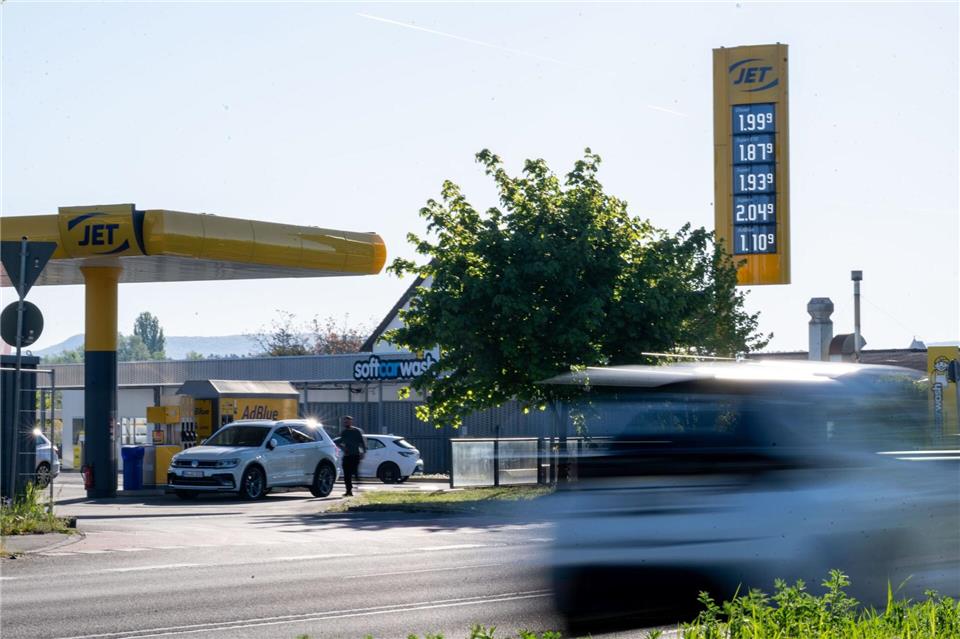 Vormittags fallen die Spritpreise teilweise unter 2 Euro. (Archivbild)Pia Bayer/dpa