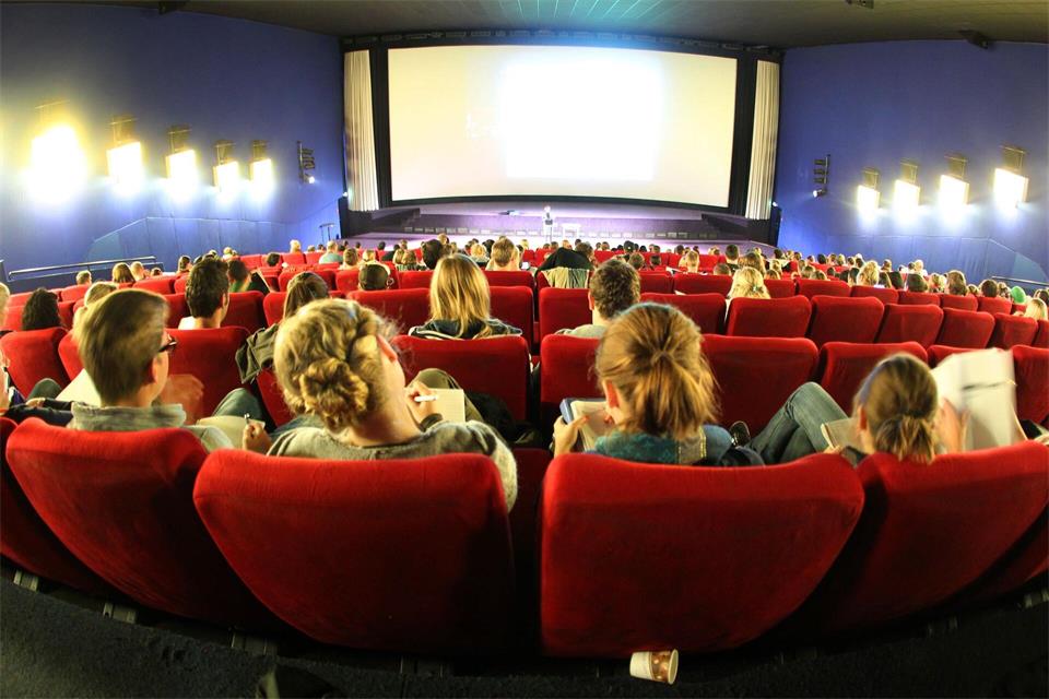Vormittags mit der ganzen Klasse ins Kino – das geht bei den Schulkinowochen. (Symbolbild)Roland Weihrauch/dpa