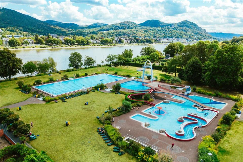 Vorn die Schwimmbecken, hinten der Rhein: Das Panoramabad Bonn hat eine Premium-Lage.Giacomo Zucca/Bundesstadt Bonn/dpa-tmn