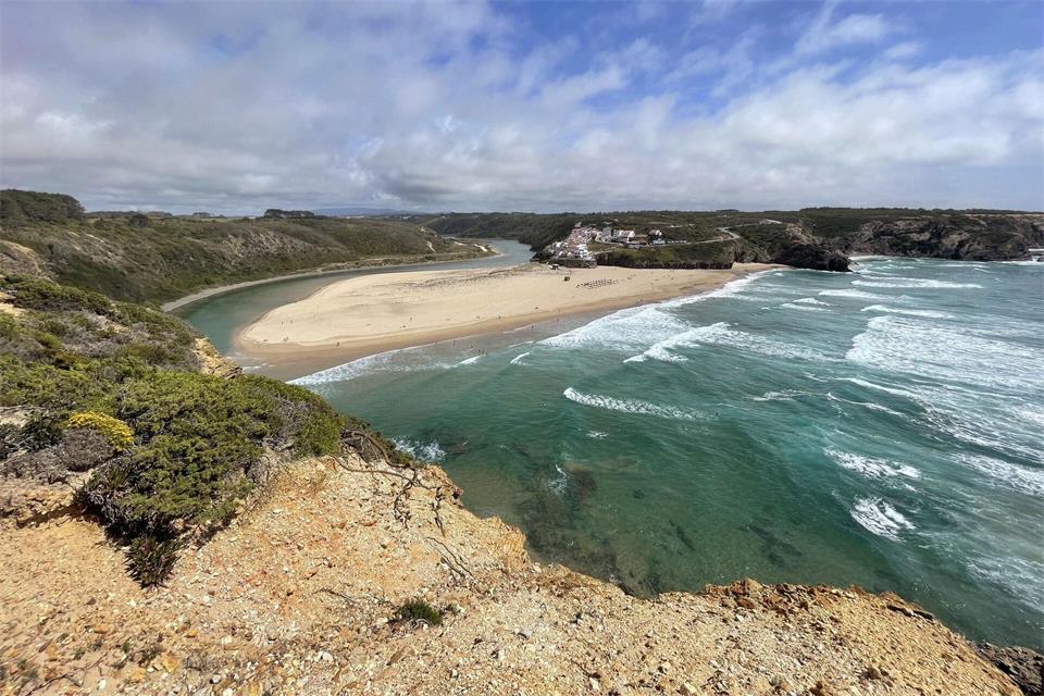 Vorn die Wellen des Atlantiks, dahinter der ruhig dahin strömende Ribeira de Seixe: Am Strand von Odeceixe endet der Teil des Wanderwegs, der durch die Alentejo-Region führt.picture alliance/dpa/dpa-tmn