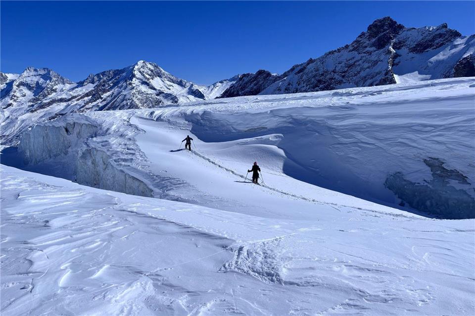 Vorn wird gespurt, hinten ausreichend Abstand gehalten: Eine kleine Seilschaft bahnt sich entlang von Gletschereis den Weg durch den Schnee. Nathalie Helene Rippich/dpa-tmn