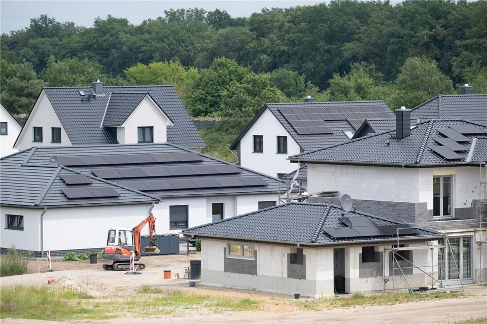Vorsicht: Einschränkungen, die Bauherren den Zutritt zur Baustelle verwehren, verstecken sich oft in den AGBs eines Bauvertrags.picture alliance/dpa