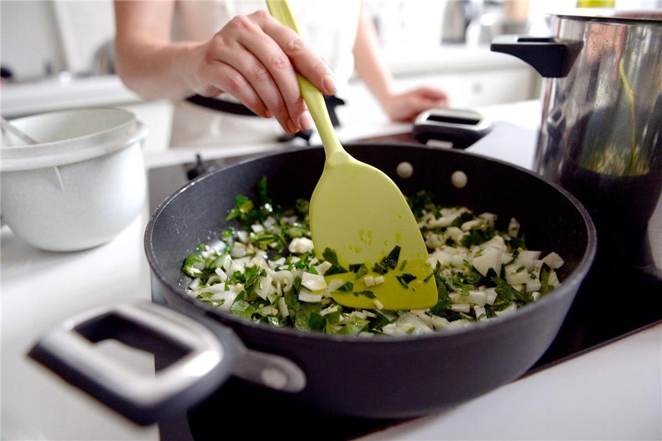 Vorsicht Kratzer: Bei Teflonpfannen verwendet man besser nur Holzlöffel oder beschichtete Utensilien.Britta Pedersen/dpa-Zentralbild/dpa