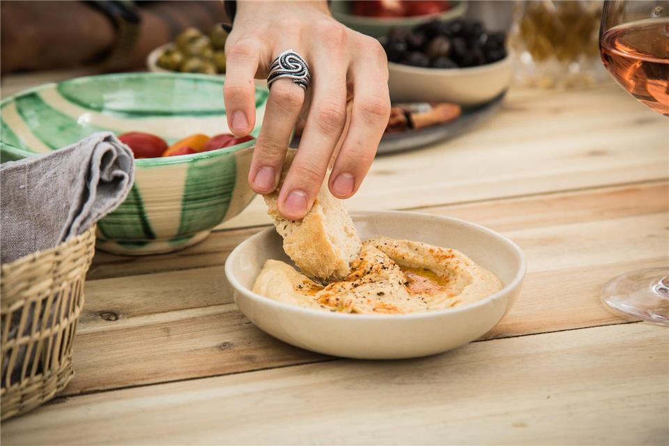 Vorsicht, Sesam! Hummus & Co. könnten Salmonellen enthalten. Wie kommt das und wer ist besonders gefährdet?picture alliance / dpa-tmn