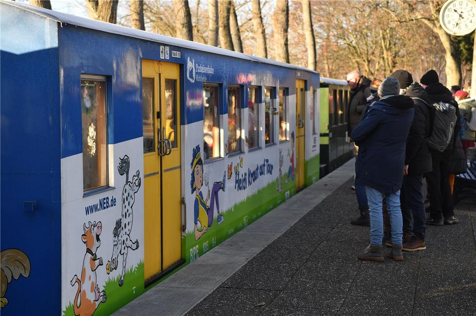 Vorsicht an der Bahnsteigkante - im Volkspark Wuhlheide machte die Parkeisenbahn Halt für etliche Sonderfahrten.  Paul Zinken/dpa
