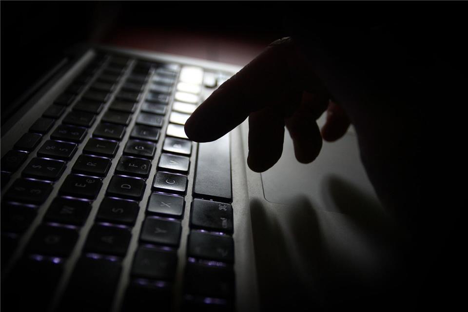 Vorsicht bei der Partnersuche im Netz - es kann auch eine Betrugsmasche dahinterstecken. (Symbolbild)Karl-Josef Hildenbrand/dpa/dpa-tmn
