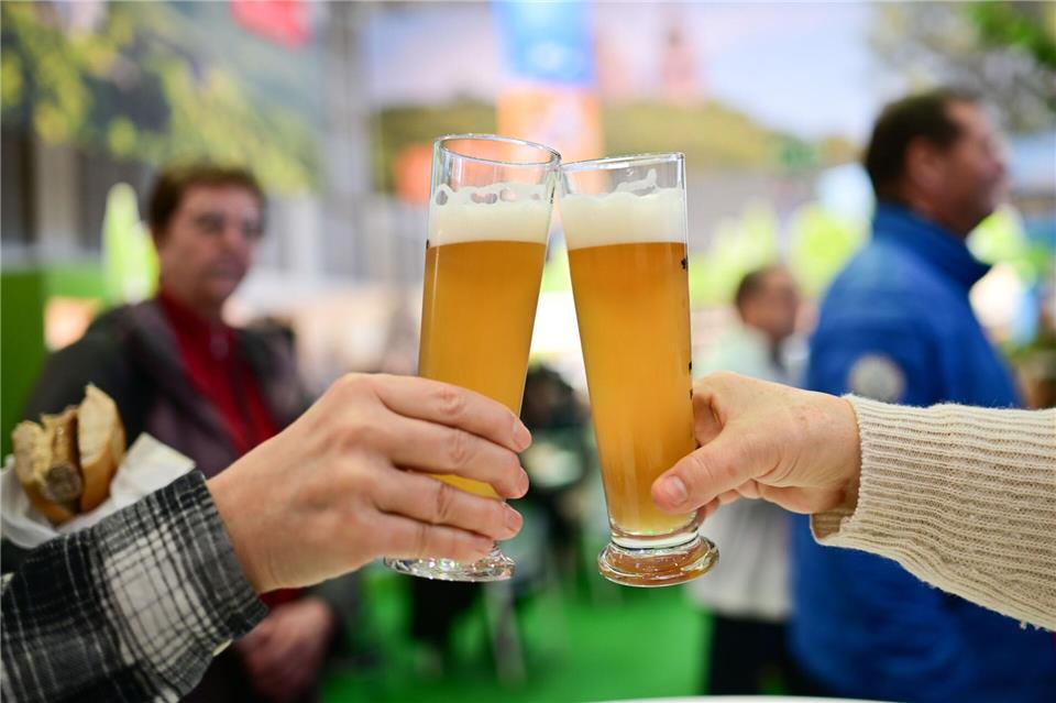 Vorsicht heißt es beim alkoholfreien Hefeweizen der Brauerei Gutmann. (Symbolbild)Sebastian Christoph Gollnow/dpa