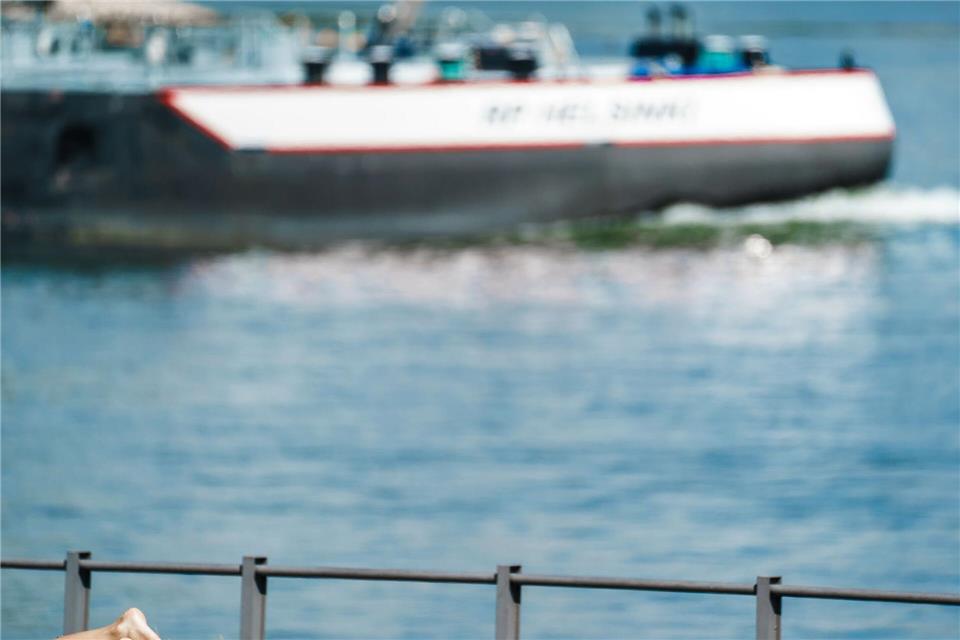 Vorsicht in Flüssen und unbedingt Abstand halten zu Fahrrinnen für die Schifffahrt, rät die DLRG. (Archivbild)Andreas Arnold/dpa