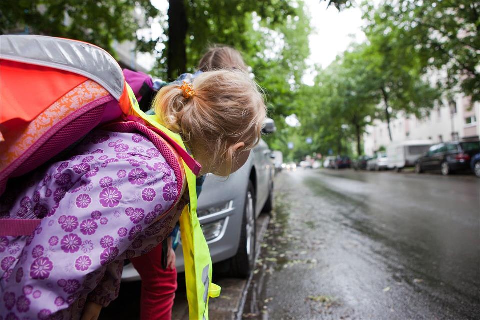 Vorsicht statt Winken: Kinder am Straßenrand sollten nicht durch Handzeichen über die Straße gelassen werden, denn das kann zu Missverständnissen und gefährlichen Situationen führen.picture alliance / dpa Themendienst