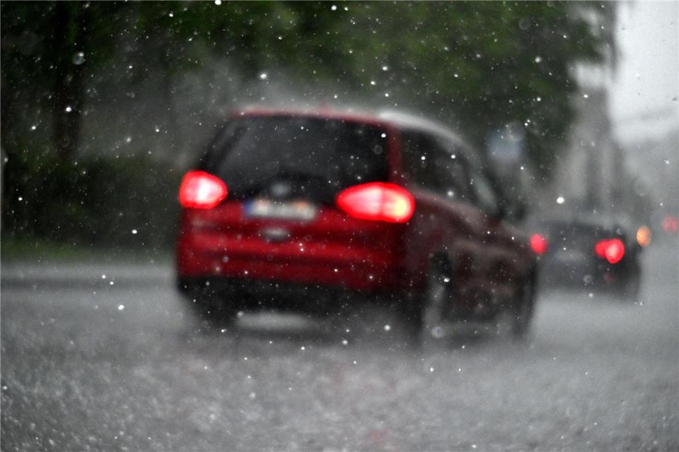 Vorsicht unterwegs: Bei Hagel Tempo drosseln und Warnblinker nutzen.Federico Gambarini/dpa/dpa-tmn