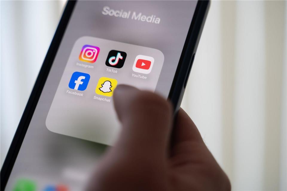 Polizei warnt vor Anlagebetrug über soziale Medien Vorsicht vor Anlage-Tipps auf Social Media (Archivbild).Alicia Windzio/dpa