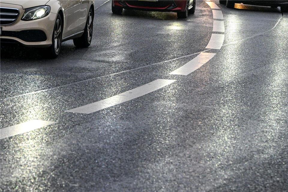 Vorsicht vor überfrierendem Regen. (Archivbild)Jens Kalaene/dpa