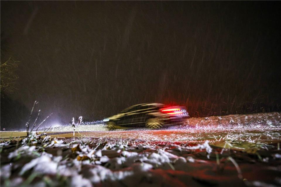 Vorsichtiges Fahren empfohlen. Mancherorts war es sehr glatt am Morgen.Christoph Reichwein/dpa