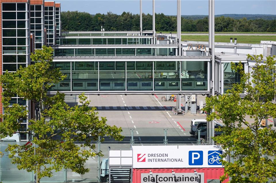 Vorsorglich war auch die Flughafenfeuerwehr des Dresdener Airports im Einsatz. (Symbolbild)Robert Michael/dpa