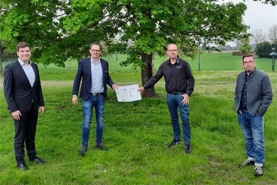 Vorstand Oliver Jahnich, Vorsitzender Andreas Grotendorst, Pächter André Wachtmeister und Norbert Maria Braun (v. l.) haben über den Namen der neuen Dorfgastronomie in Erle gesprochen.