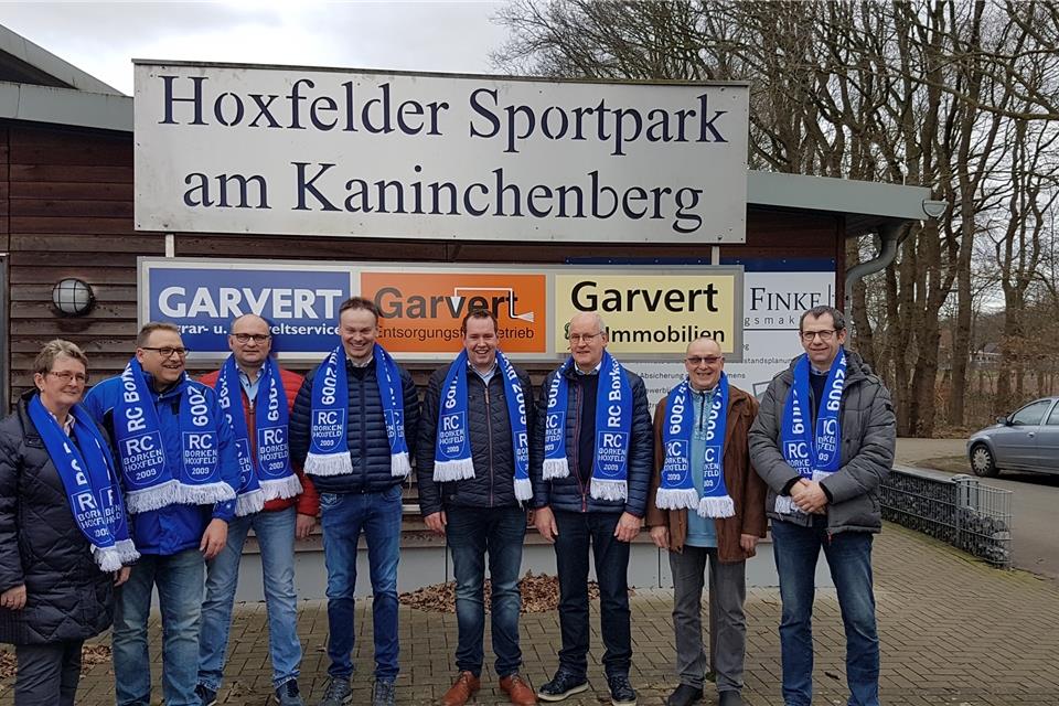 Vorstand und Sponsoren weihten am Sonntag den „Hoxfelder Sportpark am Kaninchenberg“ offiziell ein. Von links: Rita Üffink (Kassiererin), Olaf Benning (1. Vorsitzender), Bernd Garvert, Heinrich Garvert, Christoph Garvert, Fritz Garvert, Don Ziemann (Abteilungsleiter Fußball) und Clemens Nienhaus (2. Vorsitzender).