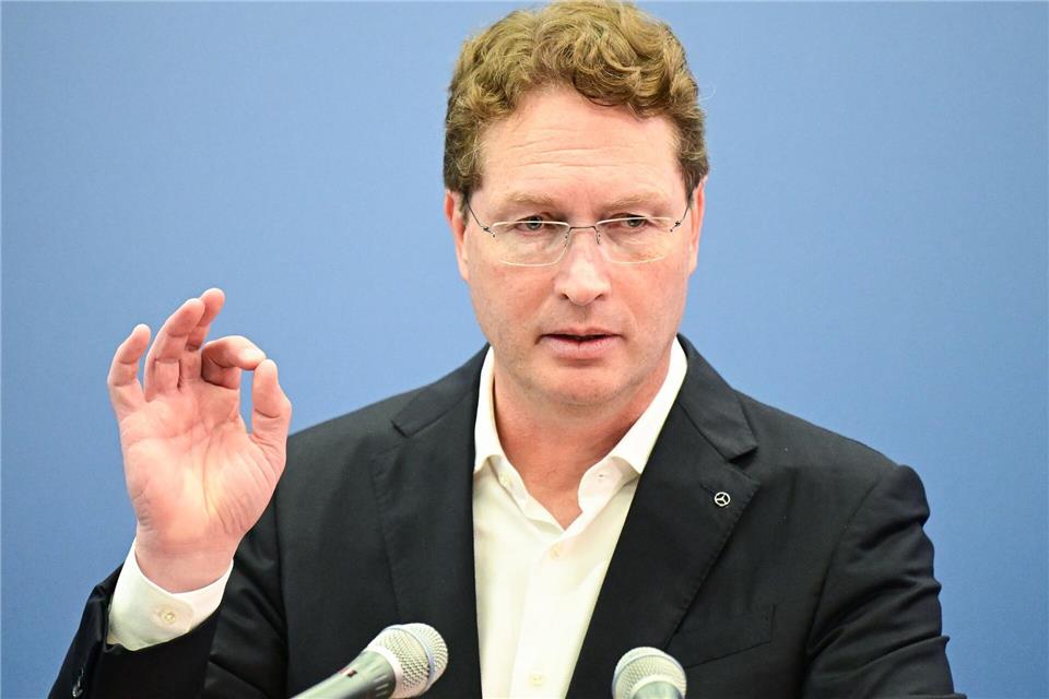 Nach Gewinneinbruch: Warum es bei Mercedes nicht läuft  Vorstandschef Ola Källenius bekräftigt die Jahresprognose des Autobauers. (Foto-Archiv)Bernd Weißbrod/dpa