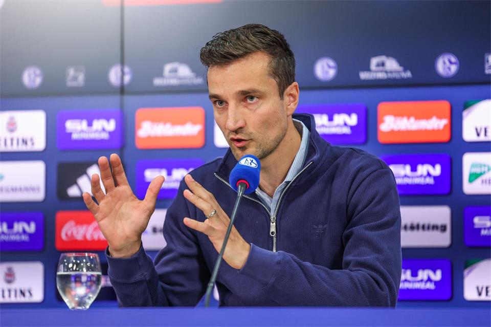 Vorstandsvorsitzender Matthias Tillmann hat sich zur wirtschaftlichen Situation auf Schalke geäußert. (Archivbild)Tim Rehbein/dpa