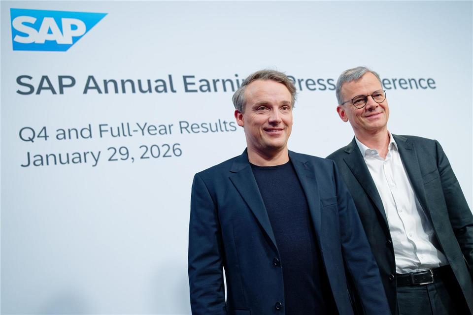 Vorstandvorsitzender Christian Klein (l) und SAP-Finanzchef Dominik Asam legten die neuen Zahlen vor. Uwe Anspach/dpa