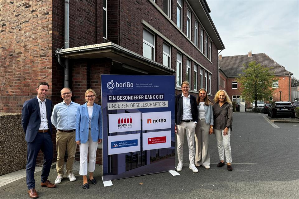 Vorübergehend zieht das Gründerzentrum in ein Gebäude der Volksbank. Die Vertreter der vier Gesellschafter (Stadtverwaltung, Netgo, Sparkasse Westmünsterland und Volksbank Westmünsterland) sind damit zufrieden, planen aber einen weiteren Umzug ins Rathaus.