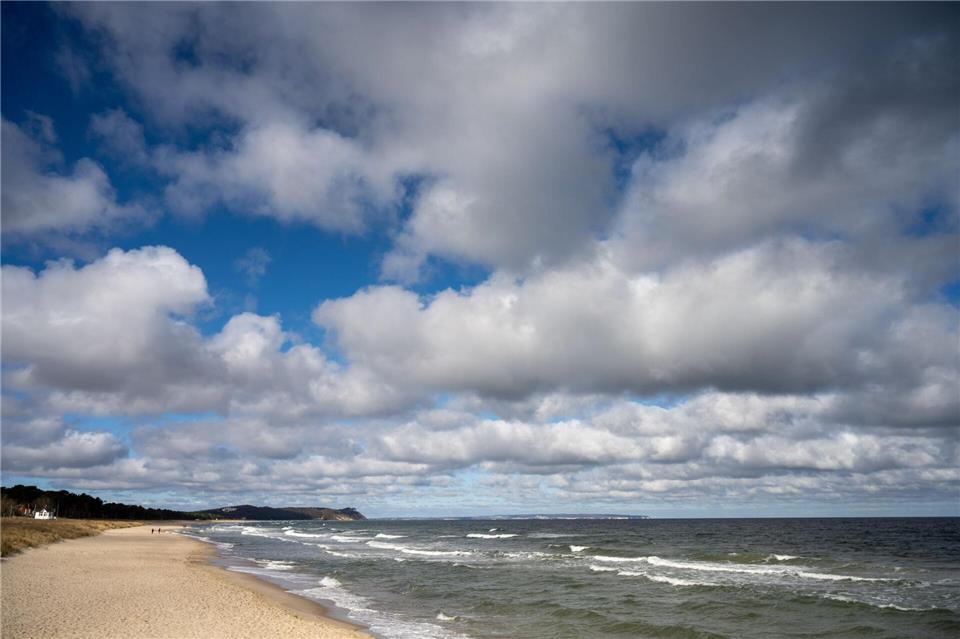 Freundlicher Wochenstart im Norden erwartet Vorwiegend trocken mit einem Mix aus Sonne und Wolken beginnt die Woche an den deutschen Ostseeküsten. (Symbolbild)Stefan Sauer/dpa