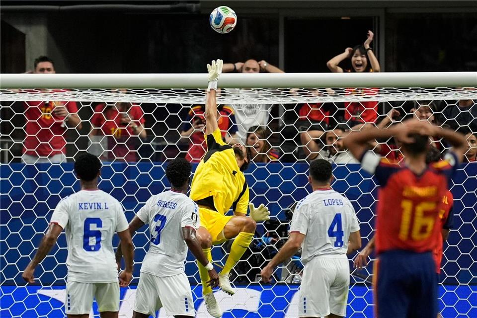 Vozinha (M) hält einen Kopfball von Mikel Oyarzabal.Mike Stewart/AP/dpa