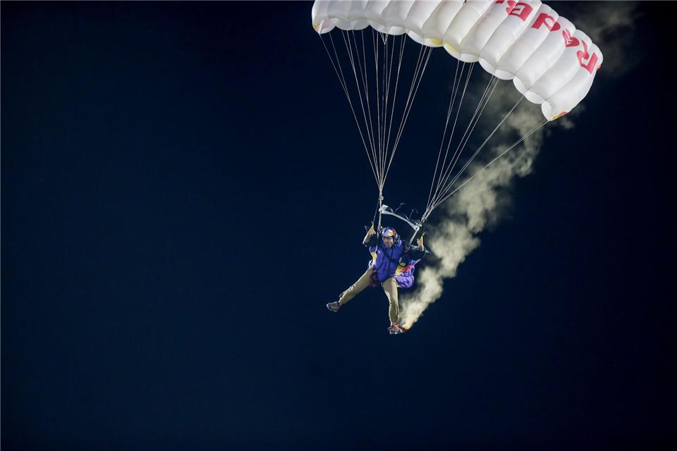 Vozinhas Torwarttrikot wurde von einem Fallschirmspringer ins Stadion eingeflogen.Hans Scott/Agencia Uno/dpa