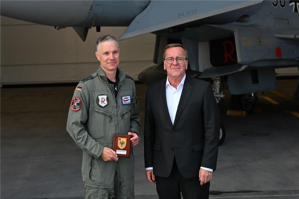 Vverteidigungsminister Boris Pistorius (r.) besuchte bei seiner Sommerreise das Luftwaffengeschwaders 71 „Richthofen“ und Kommodore Sebastian Fiedler.Lars Penning/dpa